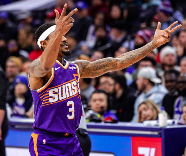 76人完胜天津队,布克惊艳四座 76人完胜天津队,布克惊艳四座