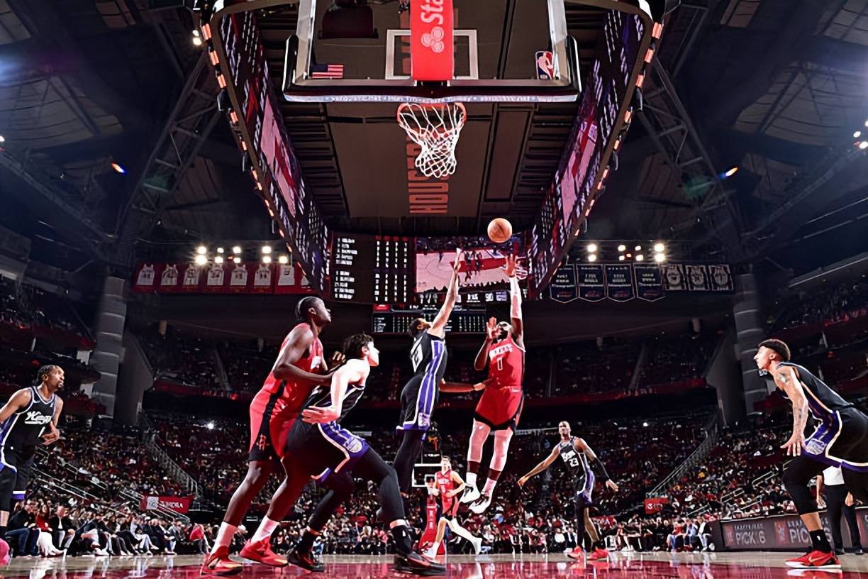 76人鏖战火箭,霍勒迪状态火热 76人鏖战火箭,霍勒迪状态火热