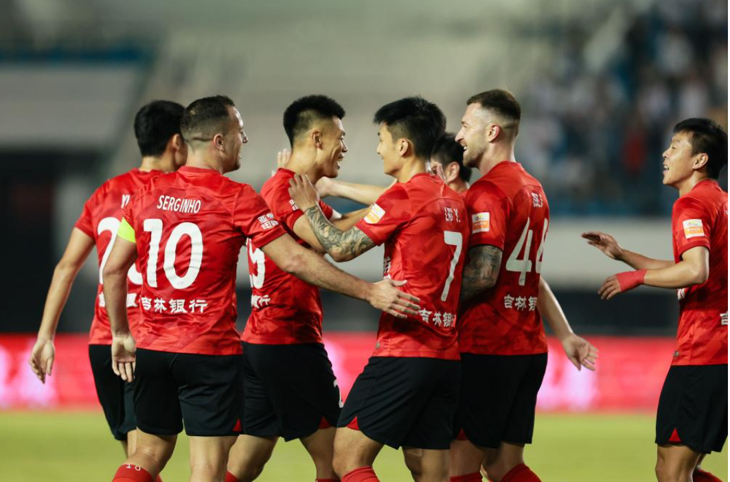 球队士气高昂,联手赢下强劲对手 球队士气高昂,联手赢下强劲对手