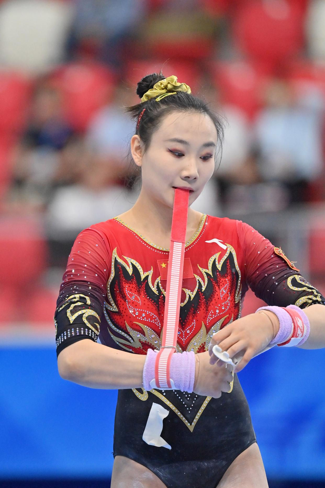 体操选拔赛决战，选手技艺精湛