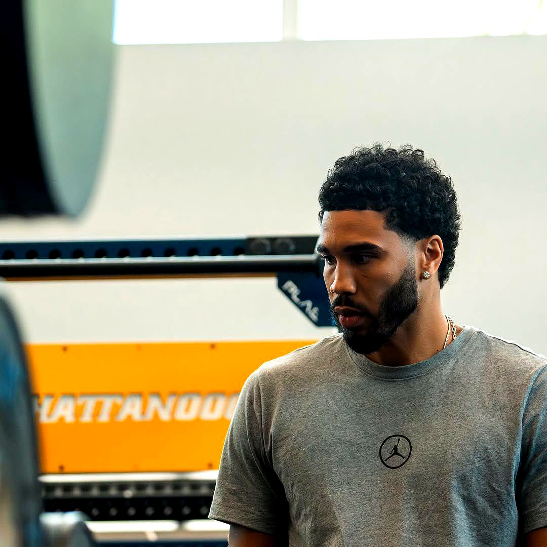 熊猫体育互动-辽宁队鏖战凯尔特人，塔图姆高光表现